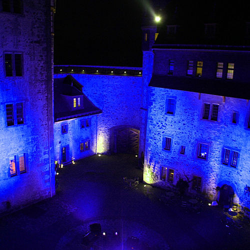 hôtel schloss romrod, nachts im Schlosshof