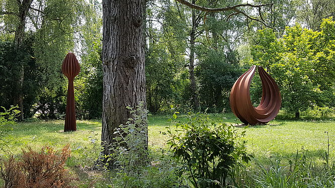„Alles fließt“: Kunst im Schlosspark - Stahlskulpturenausstellung von Sonja Edle von Hoeßle und Herbert Mehler auf Schloss Gödens