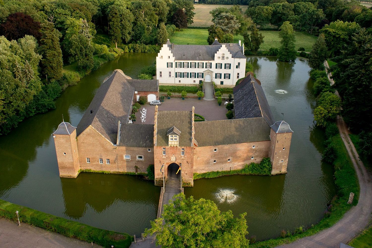 Burg Heimerzheim, Luftaufnahme
