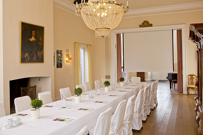Schloss Hertefeld, Der Große Kaminsaal im Tagungsgewand