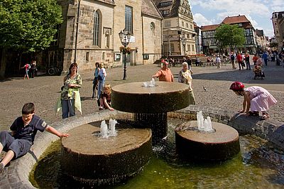 Historische Altstadt Hameln mit Marktkirche St. Nicolai und Wasserspiel