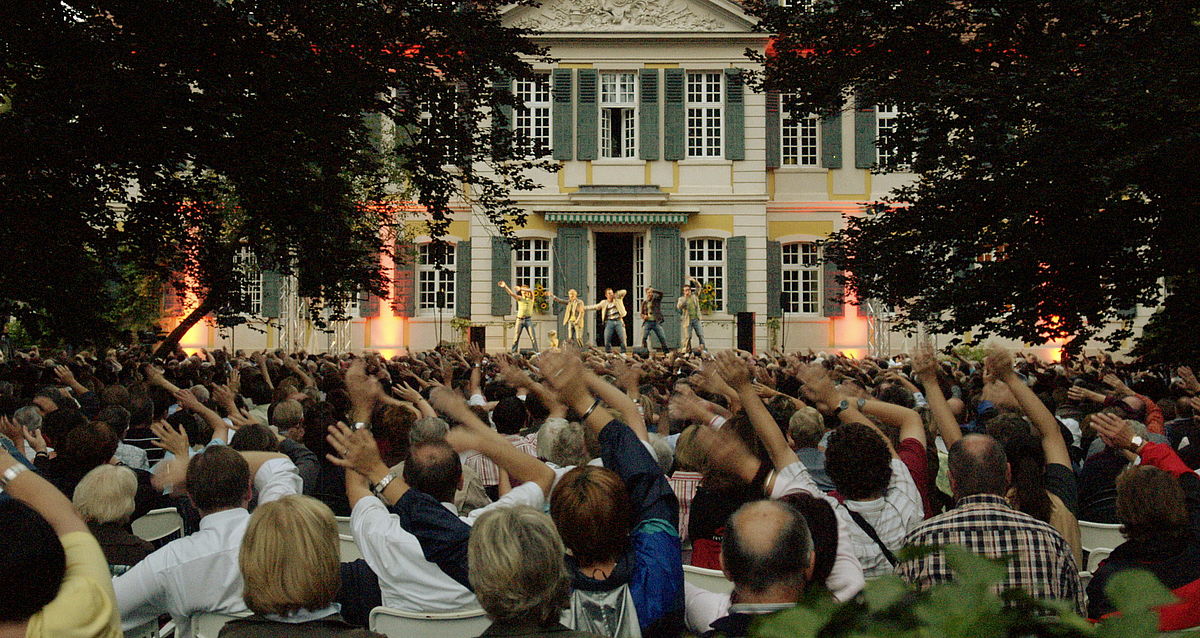 Besucher erleben den Klangparktag im Privatgarten von Schloss und Park Dennenlohe