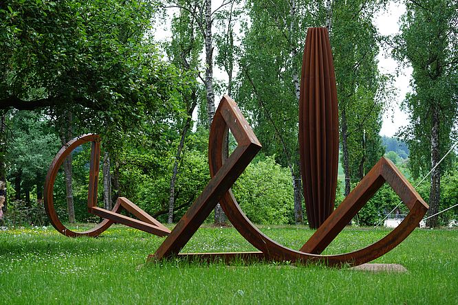 „Alles fließt“: Kunst im Schlosspark - Stahlskulpturenausstellung von Sonja Edle von Hoeßle und Herbert Mehler auf Schloss Gödens