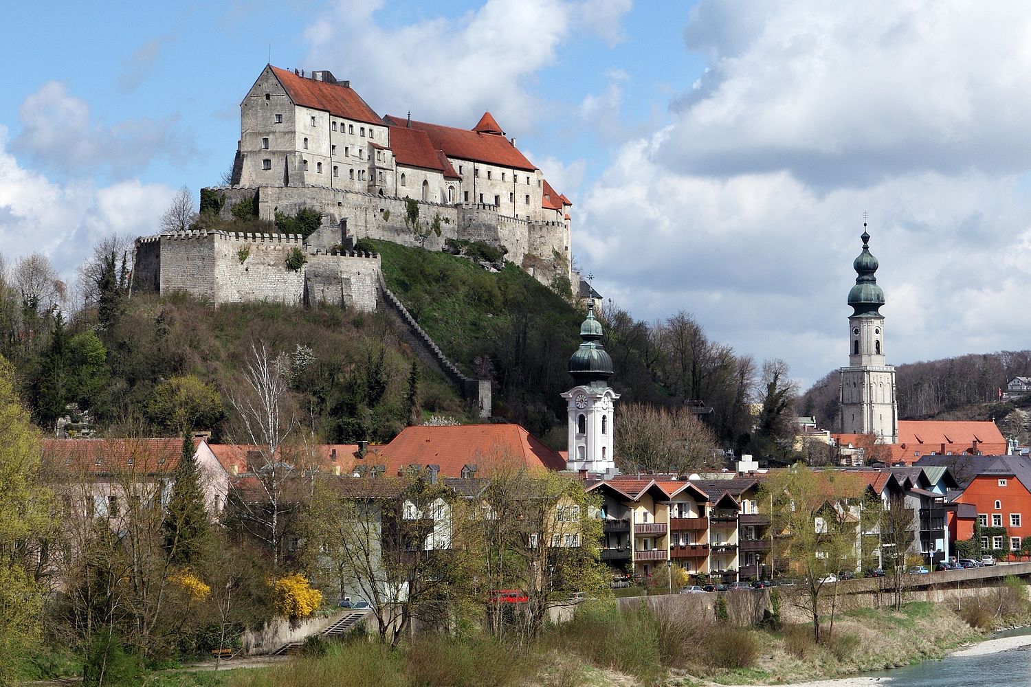 Burg und Altstadt im Frühling