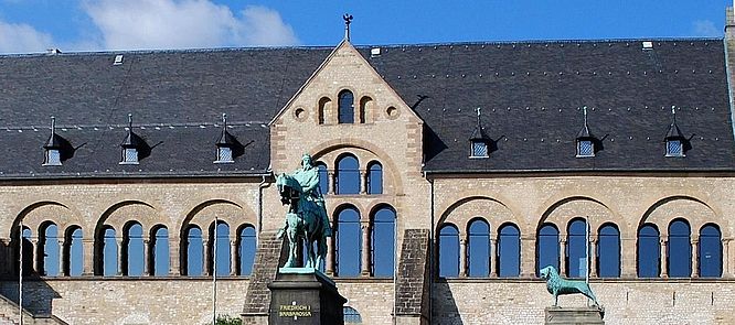 Kaiserpfalz Goslar, Kaisersaal außen, Fensterfront