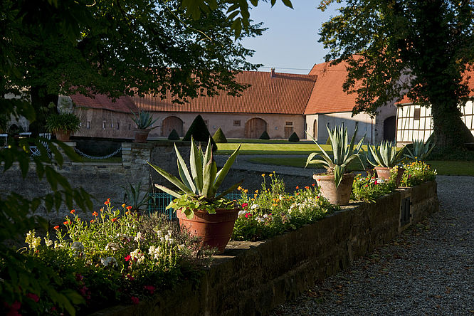 Wasserschloss Hülsede, Gutshof mit Eventscheunen