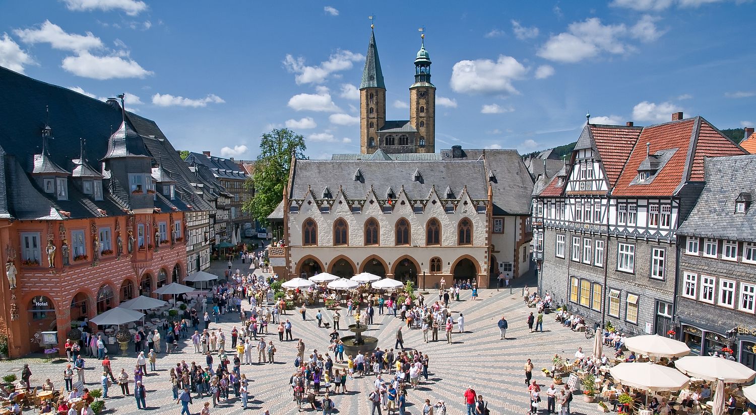 Historische Altstadt Goslar, Marktplatz mit Marktkirche St. Cosmas und Damian © GOSLAR marketing gmbh Fotograf Stefan Schiefer Historische Altstadt Goslar, Marktplatz mit Marktkirche St. Cosmas und Damian