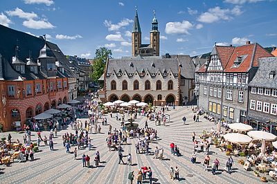 Historische Altstadt Goslar mit Marktplatz, Rathaus und Marktkirche St. Cosmas und Damian (Hintergrund)