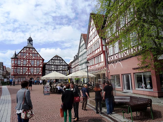 Historische Altstadt Grünberg, Marktplatz, belebt