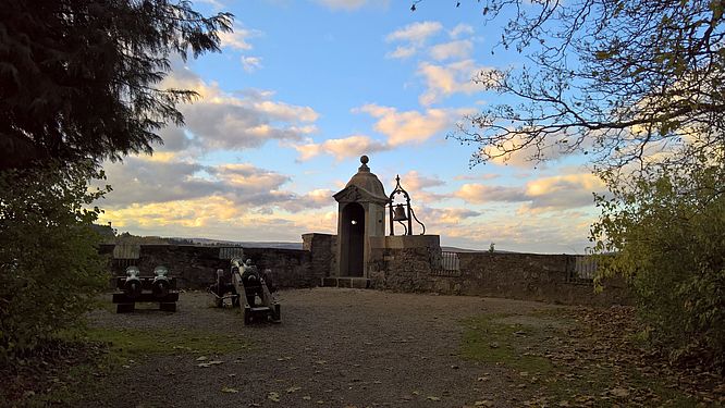 Schloss Braunfels, Kanonenplatz mit Bronzegeschützen 