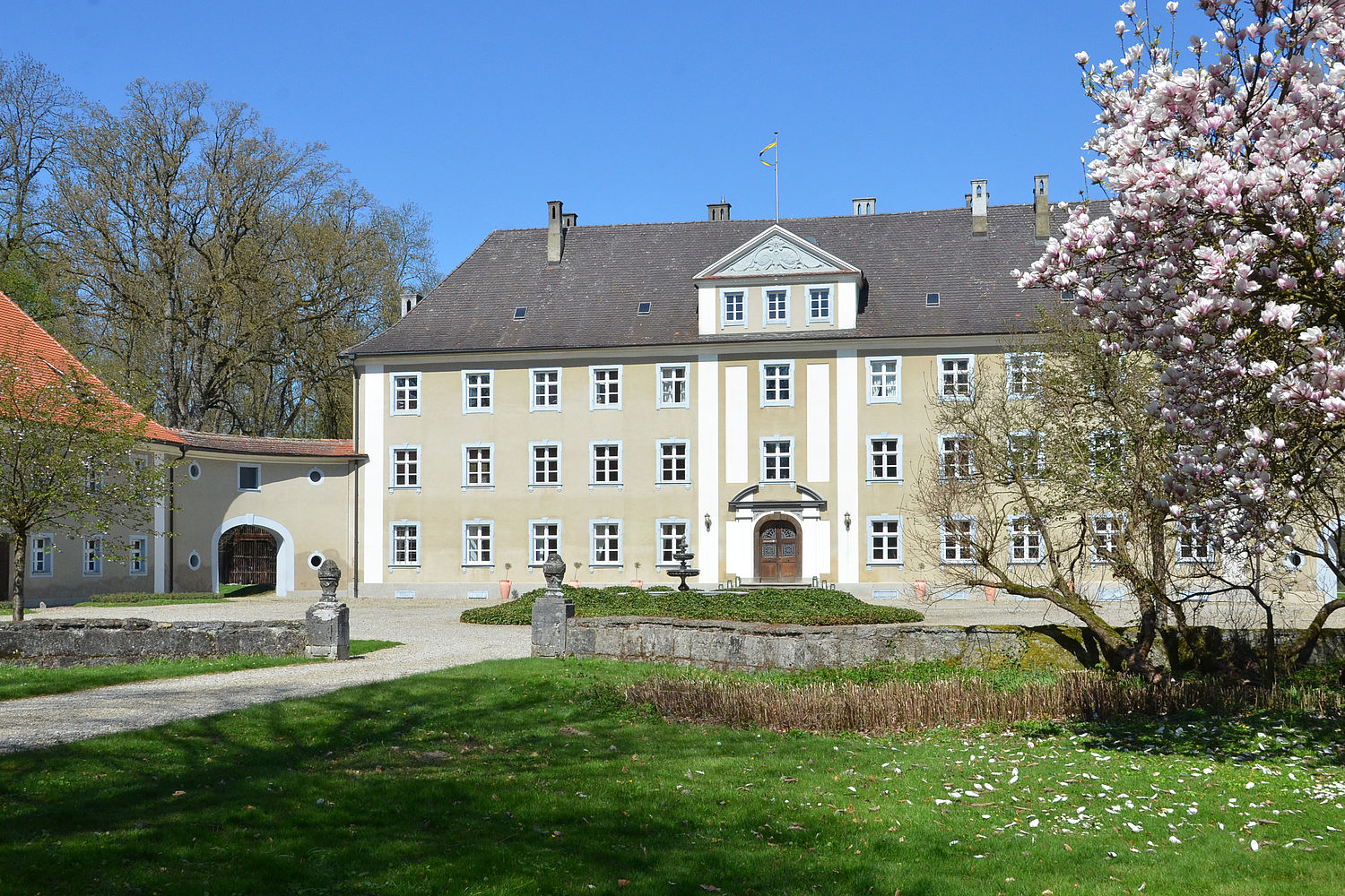 Schloss Achstetten im Frühling