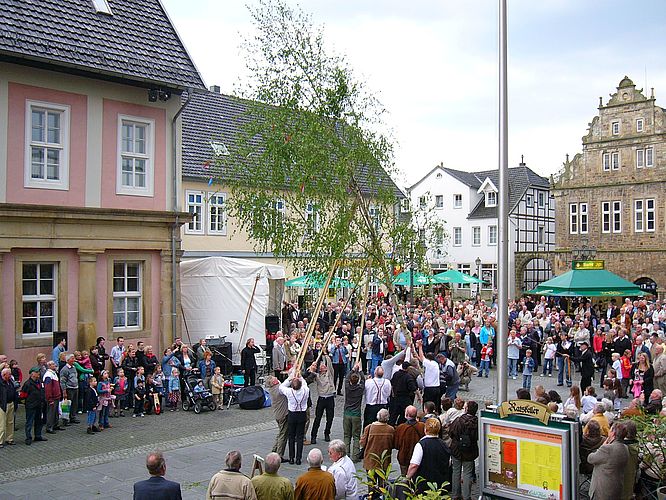„Maibaum aufstellen“ auf dem Bückeburger Marktplatz