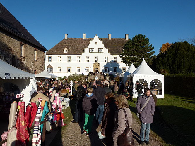 Schloss Wehrden, Herbst-Cocktail, reges Treiben im Schlosshof