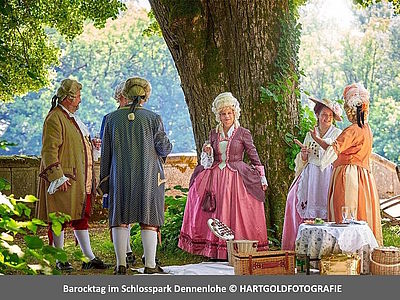 Besucher beim Barocktag im Schlosspark Dennenlohe