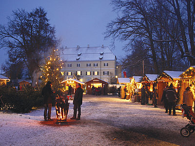 Christbaumverkauf & Christkindlmarkt – Schloss Unterweikertshofen