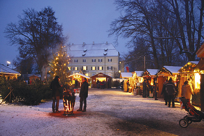 Christbaumverkauf & Christkindlmarkt – Schloss Unterweikertshofen