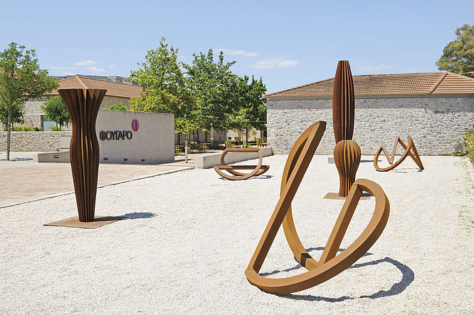 „Alles fließt“: Kunst im Schlosspark - Stahlskulpturenausstellung von Sonja Edle von Hoeßle und Herbert Mehler auf Schloss Gödens