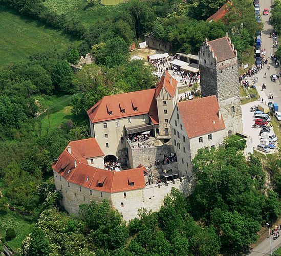 Burg Katzenstein, Künstlermarkt zu Katzenstein, Luftaufnahme