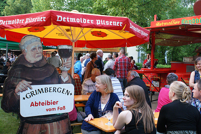 Schloß Neuhäuser Biergarten im Neuhäuser Schlosspark