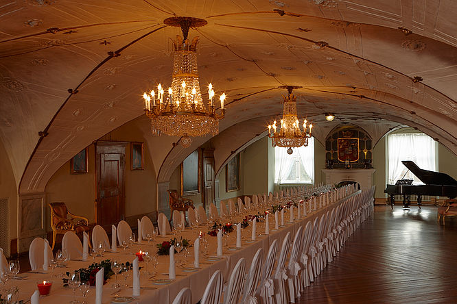 Schloss Glücksburg, der Rote Saal bietet Platz für bis zu 150 Personen an langen Tafeln oder 100 Personen an runden Tischen. Ein Stehempfang ist für bis 300 Personen möglich.