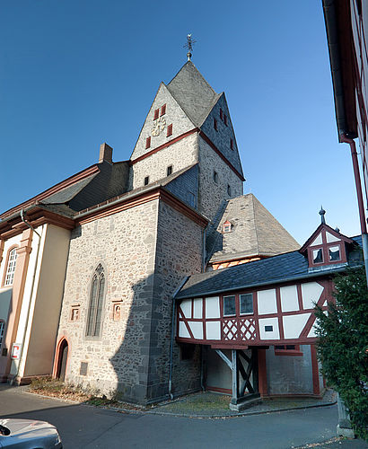 Evangelische Stadtkirche Laubach, Seitenansicht mit „Grafengang“