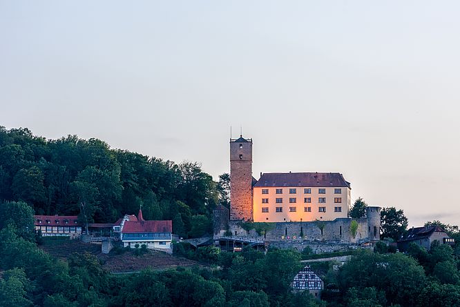 Burg Guttenberg, Burg in der Dämmerung