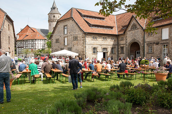 Schloss Oelber, AntikKulinaria - Kunst- und Antiquitätentage mit Schloss-Frühlingsfest und Oldtimertreffen, Biergartenatmosphäre auf dem Gutshof