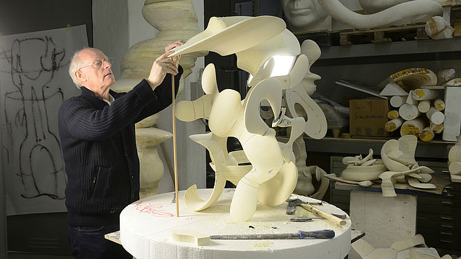 Der Künstler Tony Cragg in seiner Werkstatt - Ausstellung Points of View im Schloss Museum Wolfenbüttel 