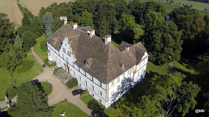 Schloss Wehrden, Luftbild, Schloss im Park