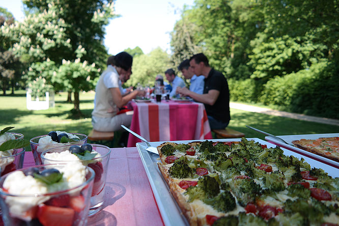 Schloss Hertefeld, Mittagessen auf dem Eulenberg im Schlosspark