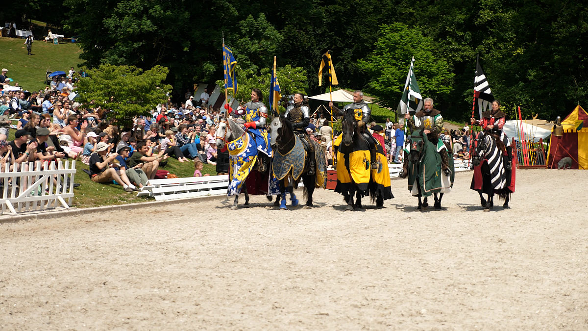 Besucher entdecken Events 2026/27 in Niedersachsen in historischer Kulisse