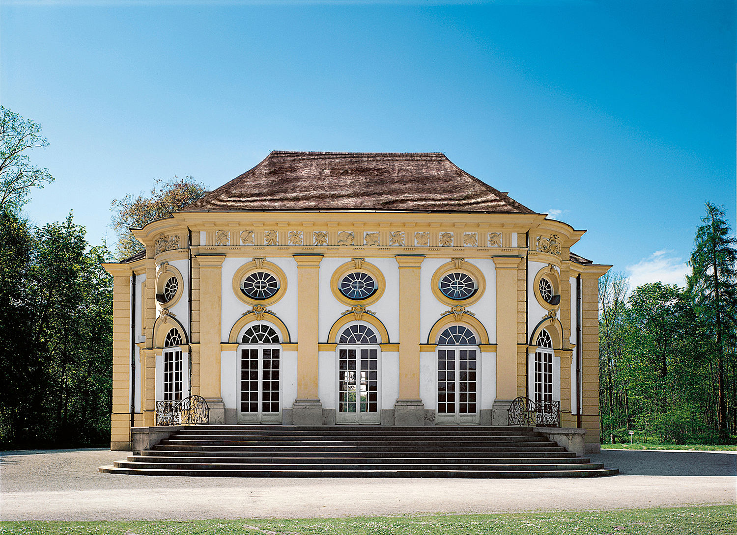 Parkburgen im Schlosspark Nymphenburg CASTLEWELT®
