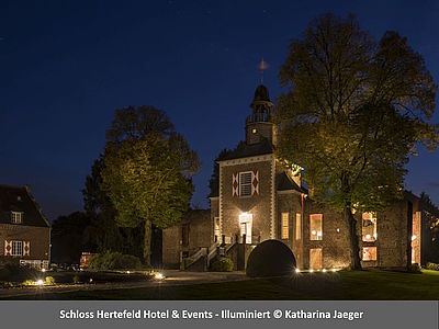 Illuminiertes Schloss Hertefeld - historisches Hotel und Eventlocation am Niederrhein