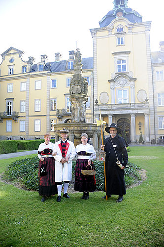 Bückeburg, unsere Gästeführer in Tracht