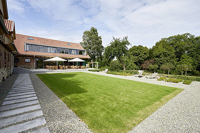 Terrasse und Garten des Yard Bording Hotel mit Blick in Garten und Park des gräflichen Rittergutes Nordsteimke.