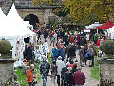Schloss Wehrden, Herbst-Cocktail, reges Treiben im Schlosshof