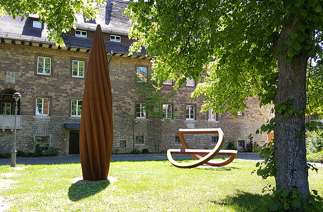 „Alles fließt“: Kunst im Schlosspark - Stahlskulpturenausstellung von Sonja Edle von Hoeßle und Herbert Mehler auf Schloss Gödens