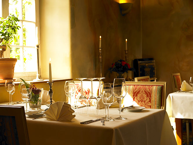 Hotel Schloss Edesheim, Essen/ Trinken, Gourmetrestaurant, eingedeckter Tisch