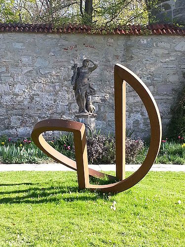 „Alles fließt“: Kunst im Schlosspark - Stahlskulpturenausstellung von Sonja Edle von Hoeßle und Herbert Mehler auf Schloss Gödens