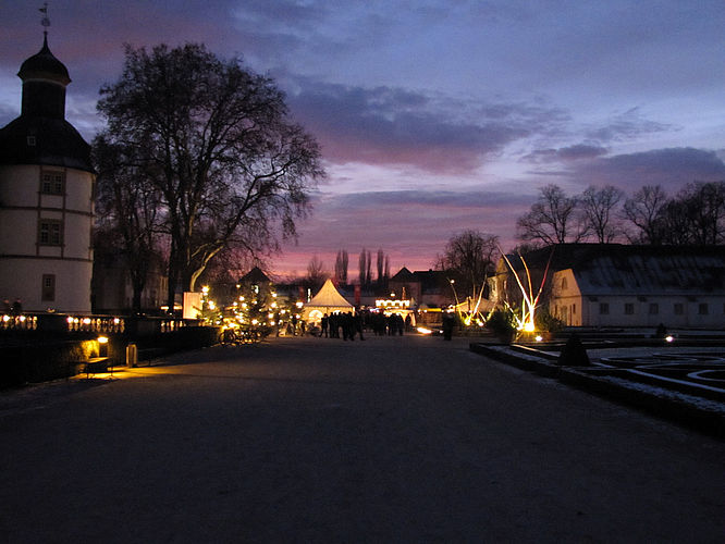 Schloss und Schlosspark Neuhaus - Abendliche Stimmung beim Weihnachtszauber