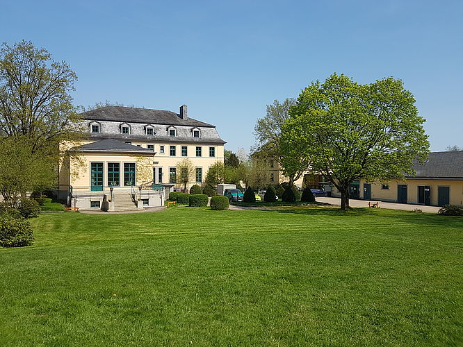 Jagdschloss Springe, Wiese vor dem Jagdschloss (2018)