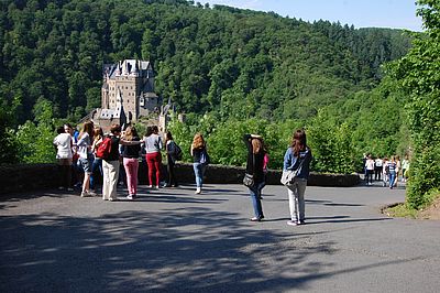 Burg Eltz, junge Schatzsucherinnen