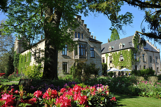 Schloss Ippenburg zur Rhododendronblüte