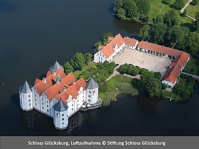 Schloss Glücksburg aus der Luft - Wasserschloss und Wahrzeichen an der Flensburger Förde