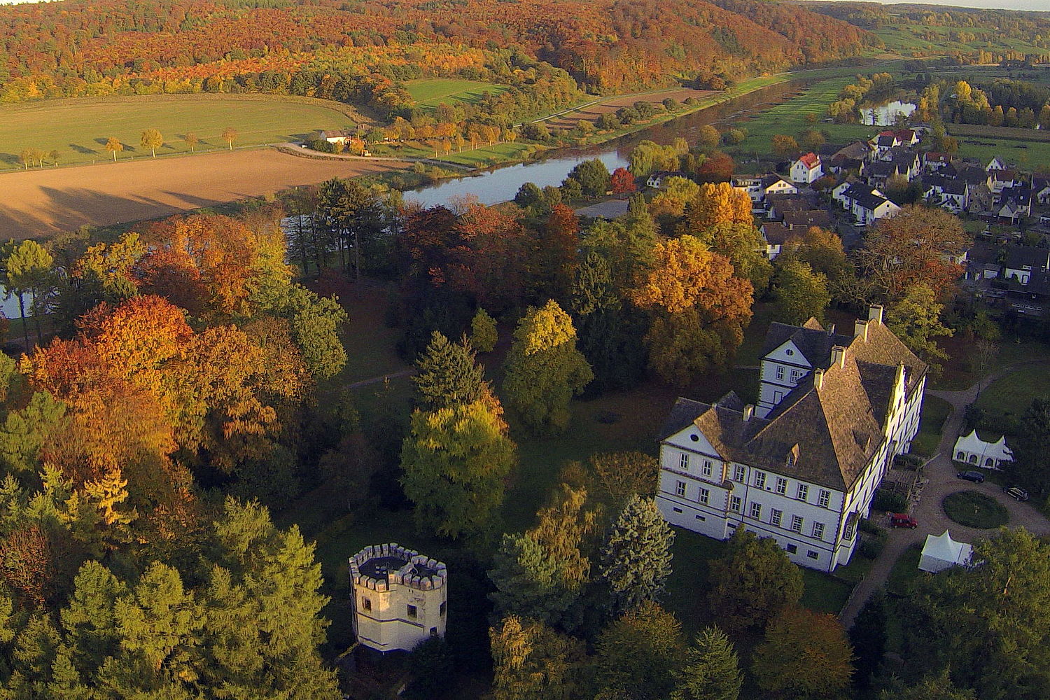 Schloss Wehrden, Luftbild mit Weser im Herbst