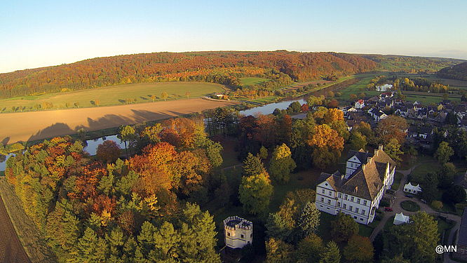 Schloss Wehrden, Luftbild mit Weser im Herbst