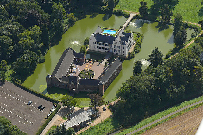 Burg Heimerzheim, Luftaufnahme mit Burgpavillon und Parkplatz