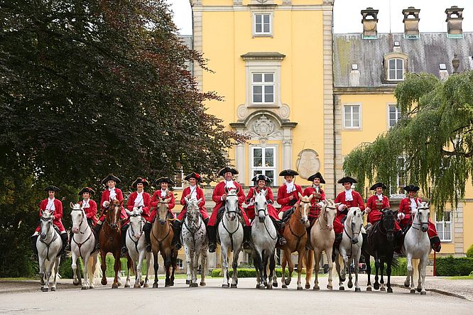 Historische Altstadt Bückeburg - Hofreitschule, Bereiter zu Pferde