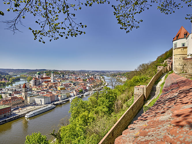 Veste Oberhaus|Oberhausmuseum Passau, Blick auf Passau und Schiffsanleger