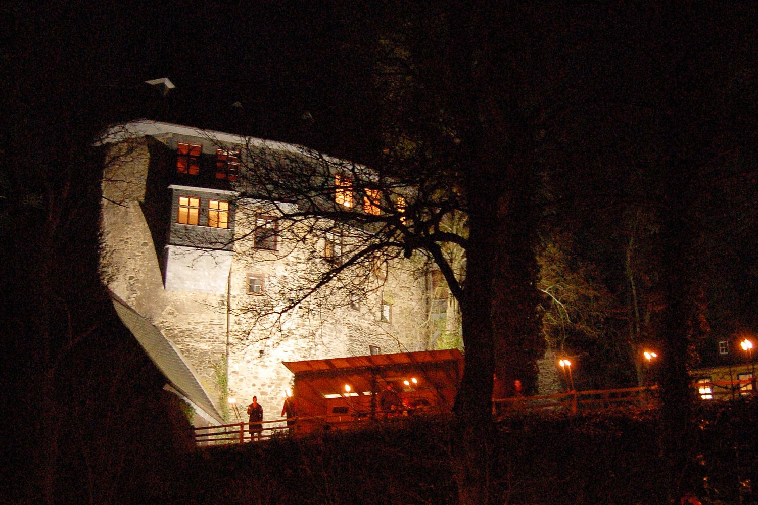 Schloss Schönstein, illuminierte Schlossfassade